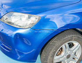 へこんだ車のバンパーの画像