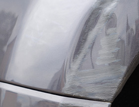 キズがついた車のボディの画像