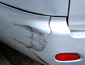 キズがついた車のバンパーの画像