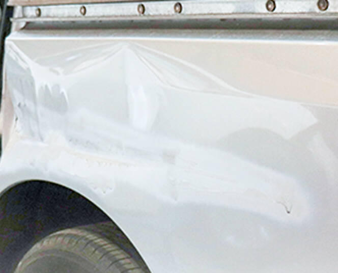 ディーラー見積もり50万円のところ、当店なら17万円DOWN!33万円で直せます!